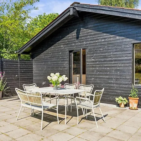 Semesterbostad Charming Near Heatherhill With Jacuzzi