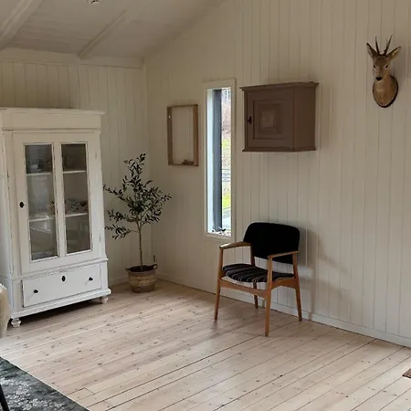 Semesterbostad Charming Near Heatherhill With Jacuzzi